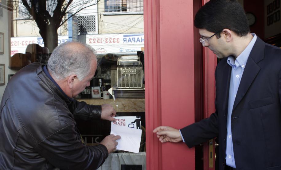 Secretário Cheida e gerente de Sustentabilidade da Souza Cruz, Luiz André Soares, participam de adesivação da campanha Bituca no Lixo Atitude de Cidadão, em Curitiba