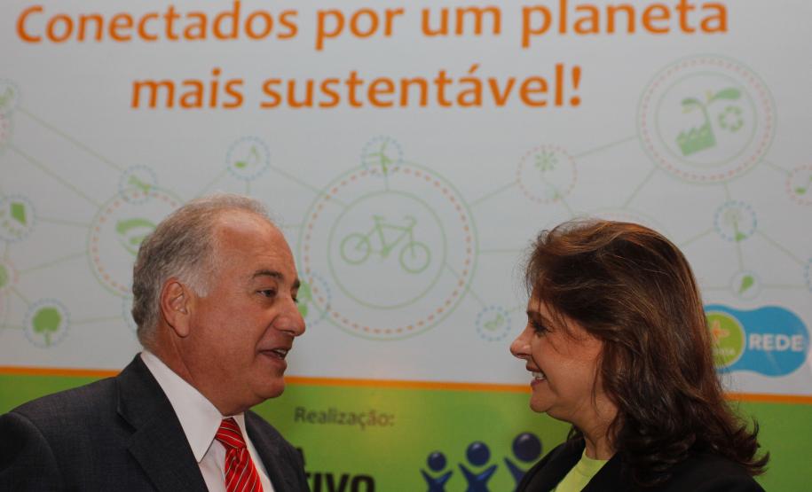 Secretário estadual do Meio Ambiente, Luiz Eduardo Cheida, participa do evento de lançamento do projeto Rede + Criança da Fundação Xuxa Meneghel, em parceria com a Editora Positivo, realizado no Castelo do Batel. Curitiba, 05/08/2013. Foto: Pedro Rib Secretário estadual do Meio Ambiente, Luiz Eduardo Cheida, com a coordenadora pedagógica da Editora Positivo, Solange Guedes, participa do evento de lançamento do projeto Rede + Criança da Fundação Xuxa Meneghel, em parceria com a Editora Positivo, realizado no Castelo do Batel.