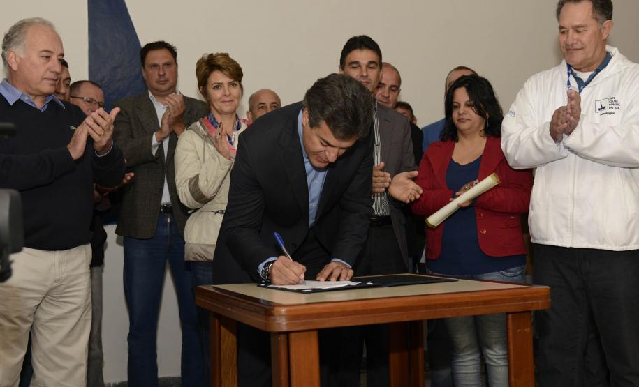 Governador Beto Richa acompanhado pela secretária da Família e Desenvolvimento Social, Fernanda Richa, do seretário do Meio Ambiente, Luiz Eduardo Cheida, e do prefeito de Pontal do Paraná, Edgar Rossi, assina a Resolução 027/2013, que estabelece critérios e procedimentos para o licenciamento ambiental dos empreendimentos náuticos localizados às margens do oceano e de rios do Estado. Pontal do Paraná, 26/08/2013. Foto - Antonio Costa/ANPr