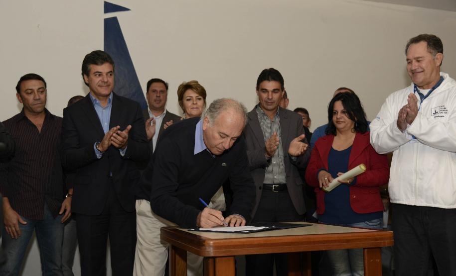 Governador Beto Richa acompanhado pela secretária da Família e Desenvolvimento Social, Fernanda Richa, do seretário do Meio Ambiente, Luiz Eduardo Cheida, e do prefeito de Pontal do Paraná, Edgar Rossi, assina a Resolução 027/2013, que estabelece critérios e procedimentos para o licenciamento ambiental dos empreendimentos náuticos localizados às margens do oceano e de rios do Estado. Pontal do Paraná, 26/08/2013. Foto - Antonio Costa/ANPr