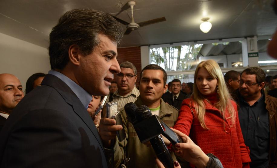 Governador Beto Richa assina a Resolução 027/2013, que estabelece critérios e procedimentos para o licenciamento ambiental dos empreendimentos náuticos localizados às margens do oceano e de rios do Estado. Pontal do Paraná, 26/08/2013. Foto - Antonio Costa/ANPr