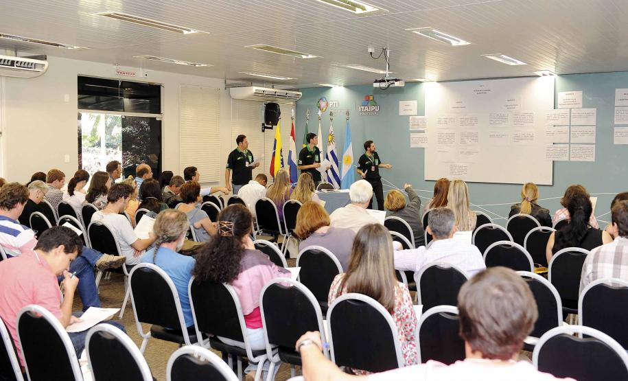 IV Conferência Estadual do Meio Ambiente Residuos Sólidos 05 e 06 de setembro de 2013, local Itaipu em Foz do Iguaçu. na foto delegados elegendo as principais propostas do Paraná para a conferência Nacional.// Fotos Denis Ferreira Netto.