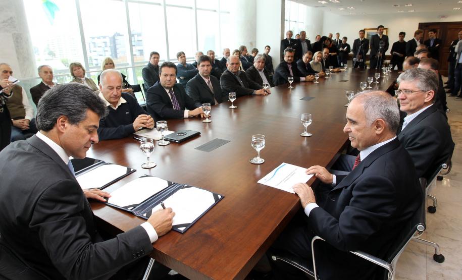 Governador Beto Richa com o secretário estadual do Meio Ambiente e Recursos Hídricos, Luiz Eduardo Cheida, e o presidente da Agência Nacional de Águas (ANA), Vicente Andreu, assina o contrato do Programa de Consolidação do Pacto Nacional pela Gestão das Águas (Progestão). Curitiba, 23/09/2013. Foto: Orlando Kissner/ANPr