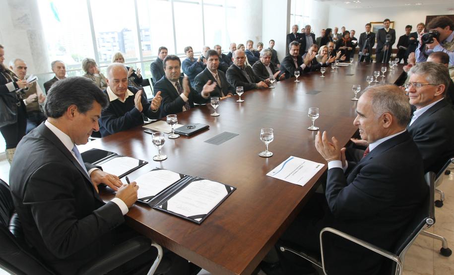 Governador Beto Richa com o secretário estadual do Meio Ambiente e Recursos Hídricos, Luiz Eduardo Cheida, e o presidente da Agência Nacional de Águas (ANA), Vicente Andreu, assina o contrato do Programa de Consolidação do Pacto Nacional pela Gestão das Águas (Progestão). Curitiba, 23/09/2013. Foto: Orlando Kissner/ANPr