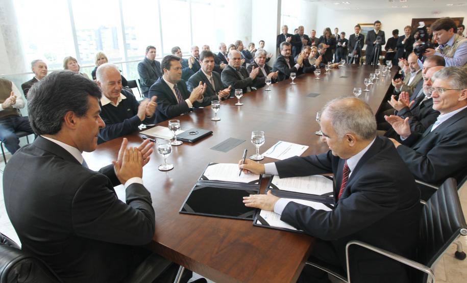 Governador Beto Richa com o secretário estadual do Meio Ambiente e Recursos Hídricos, Luiz Eduardo Cheida, e o presidente da Agência Nacional de Águas (ANA), Vicente Andreu, assina o contrato do Programa de Consolidação do Pacto Nacional pela Gestão das Águas (Progestão). Curitiba, 23/09/2013. Foto: Orlando Kissner/ANPr