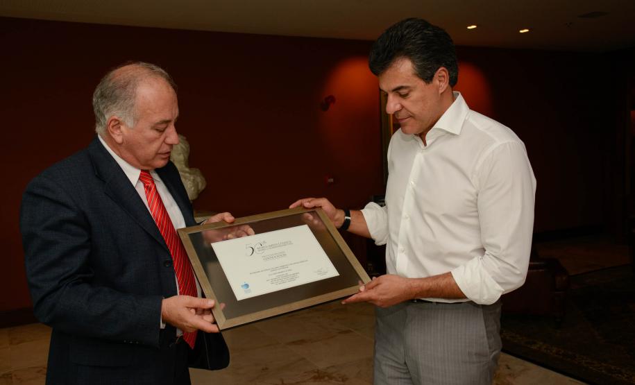 O secretário estadual do Meio Ambiente e Recursos Hídricos, Luiz Eduardo Cheida, entrega ao governador Beto Richa, o certificado de filiação do Paraná no Conselho Mundial da Água.uritiba, 21/10/2013.Foto: Antonio Costa/ANPr