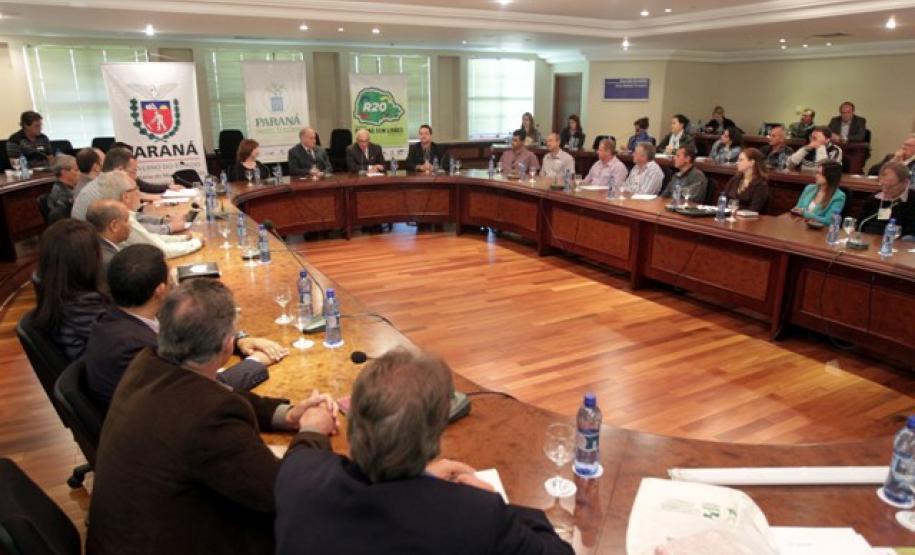 Indústrias e prefeituras debatem reciclagem de embalagens