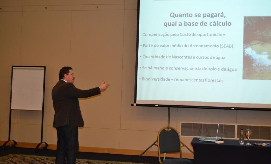 I Encontro técnico de programas estaduais de PSA, realizado pela Fundação Boticário de Proteção à Natureza. Caetano de Paula, apresentando o Programa Bioclima.