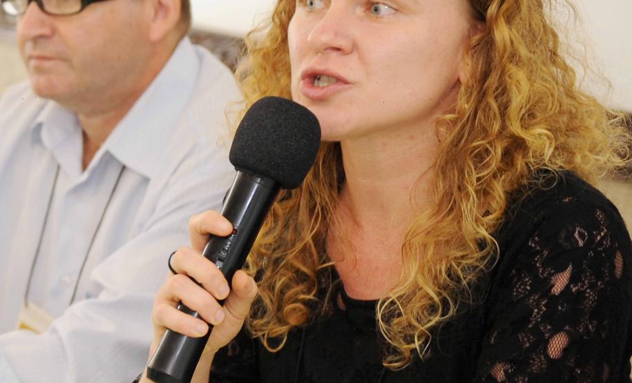 O Secretário de Meio Ambiente e Recursos Hídricos do Paraná, Luiz Eduardo Cheida fez a abertura da Oficina de apresentação e articulação do Projeto "Biodiversidade e Mudanças Climáticas na Mata Atlântica da Oficina de apresentação e articulação do Projeto "Biodiversidade e Mudanças Climáticas na Mata Atlântica", a oficina está sendo realizada no hotel Camboa em Paranaguá e vai de 26 a 27 de novembro de 2013.// Na foto Ingrid Prem, GTZ// Foto Denis Ferreira Netto.