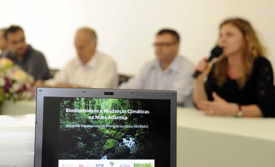 O Secretário de Meio Ambiente e Recursos Hídricos do Paraná, Luiz Eduardo Cheida fez a abertura da Oficina de apresentação e articulação do Projeto "Biodiversidade e Mudanças Climáticas na Mata Atlântica", a oficina está sendo realizada no hotel Camboa em Paranaguá e vai de 26 a 27 de novembro de 2013.// Na foto Secretário Luiz Eduardo Cheida.// Foto Denis Ferreira Netto.