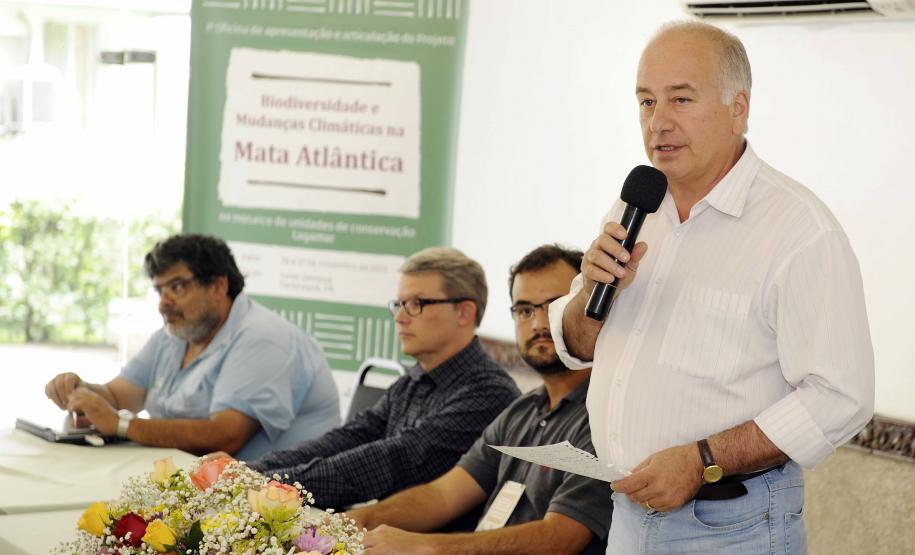 O Secretário de Meio Ambiente e Recursos Hídricos do Paraná, Luiz Eduardo Cheida fez a abertura da Oficina de apresentação e articulação do Projeto "Biodiversidade e Mudanças Climáticas na Mata Atlântica", a oficina está sendo realizada no hotel Camboa em Paranaguá e vai de 26 a 27 de novembro de 2013.// Na foto Secretário Luiz Eduardo Cheida.// Foto Denis Ferreira Netto.