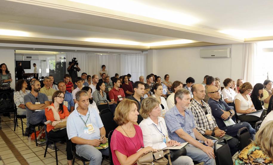 O Secretário de Meio Ambiente e Recursos Hídricos do Paraná, Luiz Eduardo Cheida fez a abertura da Oficina de apresentação e articulação do Projeto "Biodiversidade e Mudanças Climáticas na Mata Atlântica", a oficina está sendo realizada no hotel Camboa em Paranaguá e vai de 26 a 27 de novembro de 2013.// Na foto Secretário Luiz Eduardo Cheida.// Foto Denis Ferreira Netto.