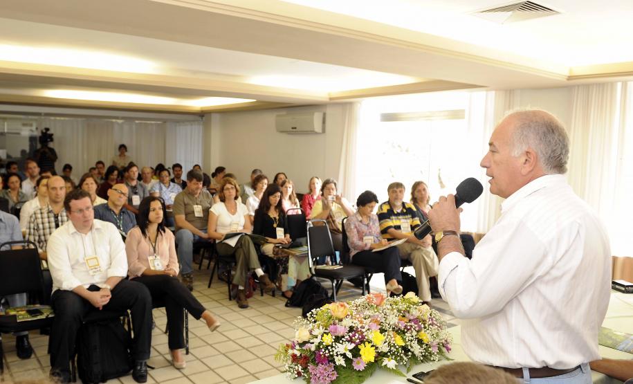 O Secretário de Meio Ambiente e Recursos Hídricos do Paraná, Luiz Eduardo Cheida fez a abertura da Oficina de apresentação e articulação do Projeto "Biodiversidade e Mudanças Climáticas na Mata Atlântica", a oficina está sendo realizada no hotel Camboa em Paranaguá e vai de 26 a 27 de novembro de 2013.// Na foto Secretário Luiz Eduardo Cheida.// Foto Denis Ferreira Netto.
