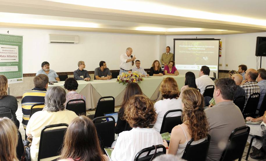 O Secretário de Meio Ambiente e Recursos Hídricos do Paraná, Luiz Eduardo Cheida fez a abertura da Oficina de apresentação e articulação do Projeto "Biodiversidade e Mudanças Climáticas na Mata Atlântica", a oficina está sendo realizada no hotel Camboa em Paranaguá e vai de 26 a 27 de novembro de 2013.// Na foto Secretário Luiz Eduardo Cheida.// Foto Denis Ferreira Netto.