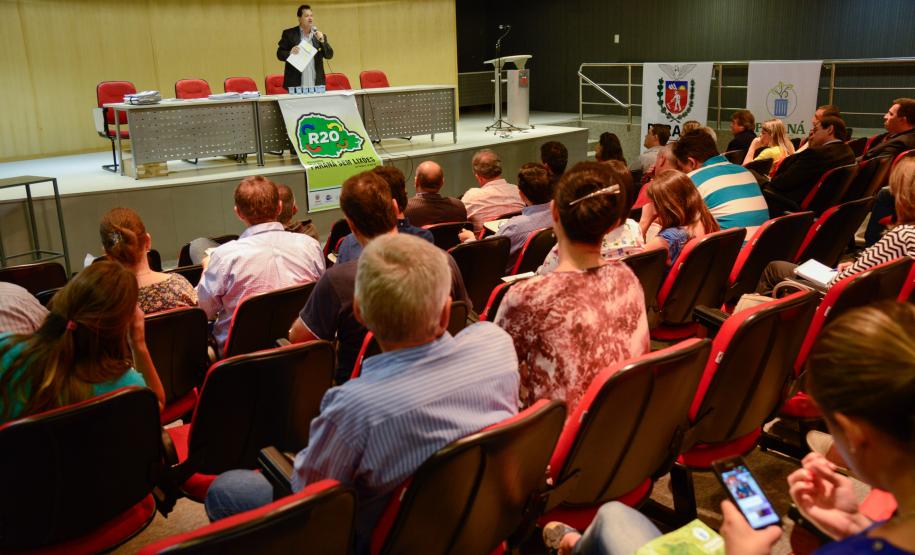 Laerty Dudas , coordenador de Residuos da SEMA fala na abertura do Programa Parana Sem Lixoes , no auditorio Mario Lobo.Curitiba,03/12/2013. Foto - Antonio Costa