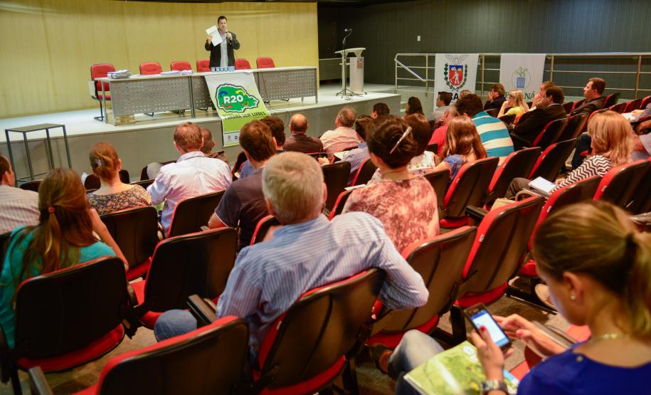 Laerty Dudas , coordenador de Residuos da SEMA fala na abertura do Programa Parana Sem Lixoes , no auditorio Mario Lobo.Curitiba,03/12/2013. Foto - Antonio Costa