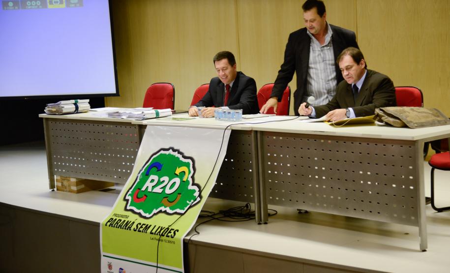 Programa Parana Sem Lixoes , no auditorio Mario Lobo.Giovani Ferri (esq.), promotor de justica em Toledo;Laerty Dudas (centro),coordenador de residuos da SEMA e Angelo Ferreira,promotor de justica em Cascavel.Curitiba,03/12/2013. Foto - Antonio Costa
