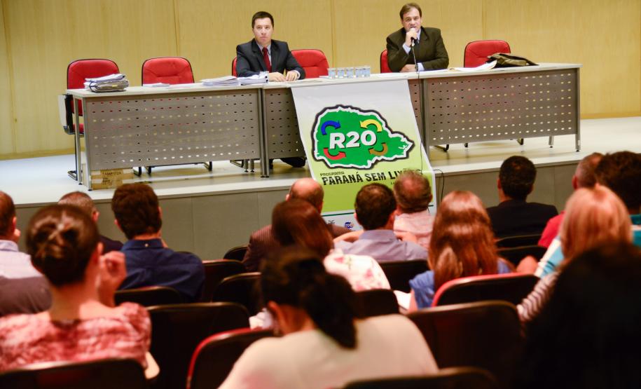 Programa Parana Sem Lixoes , no auditorio Mario Lobo.Giovani Ferri (esq.),promotor de justica em Toledo e Angelo Ferreira,promotor de justica em Cascavel.Curitiba,03/12/2013. Foto - Antonio Costa