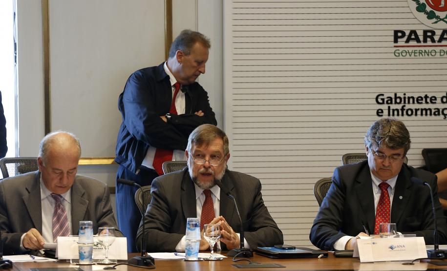O secretário estadual de Meio Ambiente e Recursos Hídricos, Luiz Eduardo Cheida, apresenta a agenda de gestão de recursos hídricos do Estado do Paraná, durante a reunião do Conselho Mundial da Água da Seção Brasil que pela primeira vez se reúne no Paraná, com a participação de 35 representantes de empresas e entidades brasileiras que integram o Conselho. Na foto, o vice- governador, Flávio Arns, fala durante a abertura do encontro.Curitiba, 04-12-13.Foto: Arnaldo Alves / ANPr.