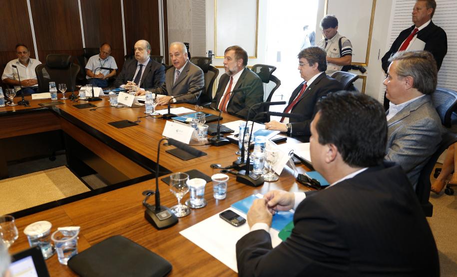 O secretário estadual de Meio Ambiente e Recursos Hídricos, Luiz Eduardo Cheida, apresenta a agenda de gestão de recursos hídricos do Estado do Paraná, durante a reunião do Conselho Mundial da Água da Seção Brasil que pela primeira vez se reúne no Paraná, com a participação de 35 representantes de empresas e entidades brasileiras que integram o Conselho.Curitiba, 04/12/2013.Foto: Arnaldo Alves/ANPr