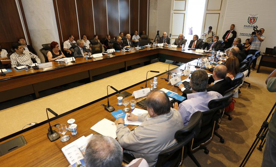 O secretário estadual de Meio Ambiente e Recursos Hídricos, Luiz Eduardo Cheida, apresenta a agenda de gestão de recursos hídricos do Estado do Paraná, durante a reunião do Conselho Mundial da Água da Seção Brasil que pela primeira vez se reúne no Paraná, com a participação de 35 representantes de empresas e entidades brasileiras que integram o Conselho.Curitiba, 04/12/2013.Foto: Arnaldo Alves/ANPr