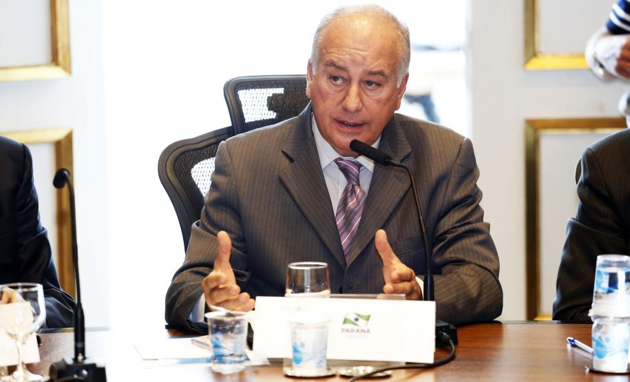 O secretário estadual de Meio Ambiente e Recursos Hídricos, Luiz Eduardo Cheida, apresenta a agenda de gestão de recursos hídricos do Estado do Paraná, durante a reunião do Conselho Mundial da Água da Seção Brasil que pela primeira vez se reúne no Paraná, com a participação de 35 representantes de empresas e entidades brasileiras que integram o Conselho.Curitiba, 04/12/2013.Foto: Arnaldo Alves/ANPr