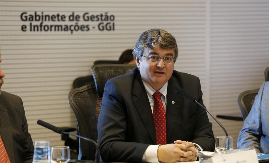 O secretário estadual de Meio Ambiente e Recursos Hídricos, Luiz Eduardo Cheida, apresenta a agenda de gestão de recursos hídricos do Estado do Paraná, durante a reunião do Conselho Mundial da Água da Seção Brasil que pela primeira vez se reúne no Paraná, com a participação de 35 representantes de empresas e entidades brasileiras que integram o Conselho. Na foto, o governador da seção Brasil do Conselho Mundial da Água, Ricardo Andrade.Curitiba, 04/12/2013.Foto: Arnaldo Alves / ANPr.