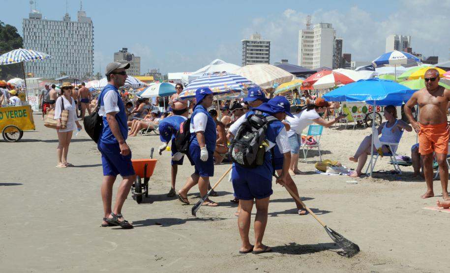 Limpeza das praias terá operação especial do Governo do Estado O Instituto das Águas do Paraná, do Governo do Estado, começa segunda-feira (23) serviços de limpeza e recolhimento de lixo no Litoral. Foto: Divulgação