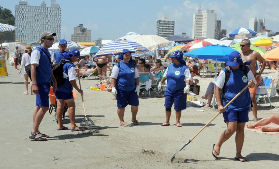 Limpeza das praias terá operação especial do Governo do Estado O Instituto das Águas do Paraná, do Governo do Estado, começa segunda-feira (23) serviços de limpeza e recolhimento de lixo no Litoral. Foto: Divulgação
