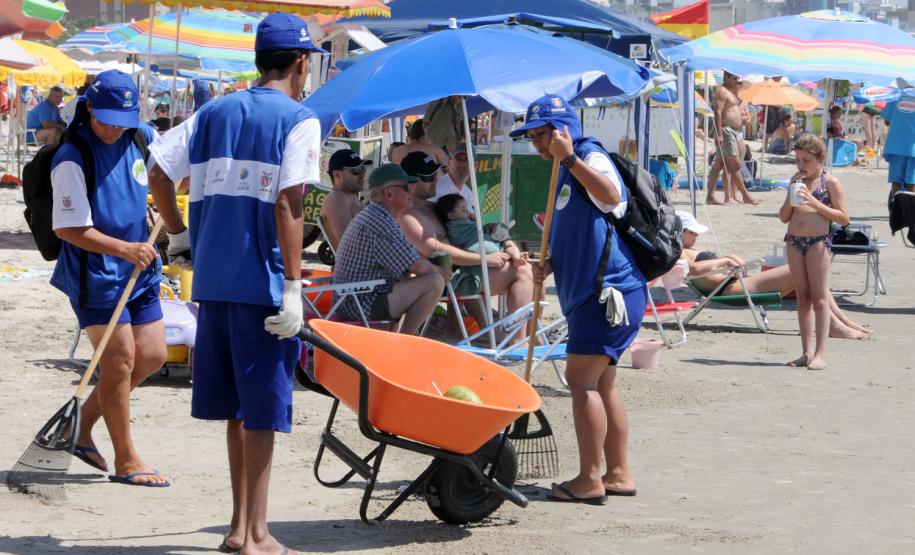 Limpeza das praias terá operação especial do Governo do Estado O Instituto das Águas do Paraná, do Governo do Estado, começa segunda-feira (23) serviços de limpeza e recolhimento de lixo no Litoral. Foto: Divulgação