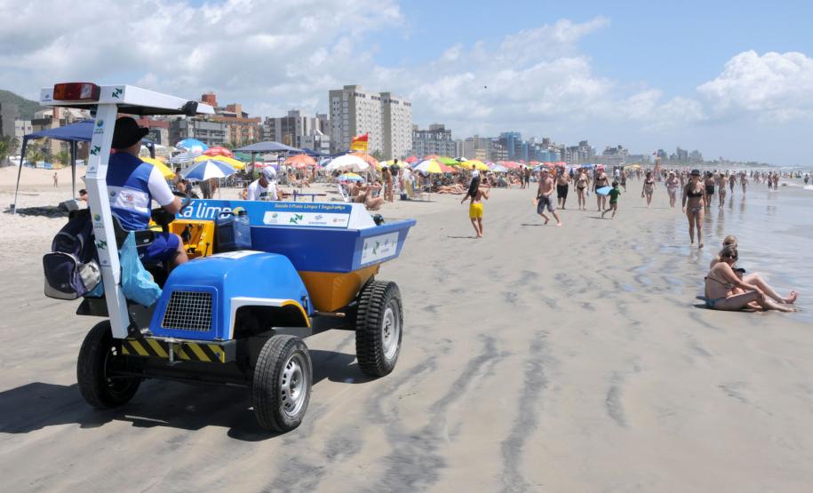 Limpeza das praias terá operação especial do Governo do Estado O Instituto das Águas do Paraná, do Governo do Estado, começa segunda-feira (23) serviços de limpeza e recolhimento de lixo no Litoral. Foto: Divulgação