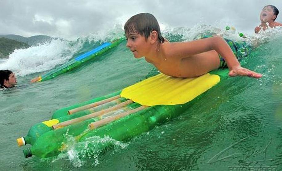 Uma iniciativa para estimular a educação ambiental e a prática esportiva chega às praias do Paraná. Até o fim de janeiro, os surfistas Serginho Laus e Jairo Lumertz vão ensinar crianças, jovens e adultos a usar garrafas PET para a confecção de pranchas de surfe e stand up paddle - esporte em que o praticante rema em pé, em cima de um pranchão. Foto: Divulgação