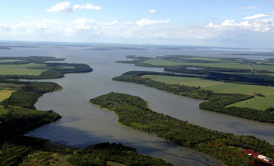 Paraná terá plano integrado para emergências ambientais O Paraná terá um plano de ações integradas de Prevenção, Preparação e Resposta Rápida a Emergências Ambientais com Produtos Químicos Perigosos (P2R2), com foco nas áreas suscetíveis à contaminação, especialmente os mananciais de abastecimento de água. O programa foi elaborado pela Secretaria Estadual do Meio Ambiente e Recursos Hídricos e pela Coordenação Estadual de Defesa Civil e é pioneiro no Brasil na sua característica de ações integradas. A implantação começa em fevereiro.