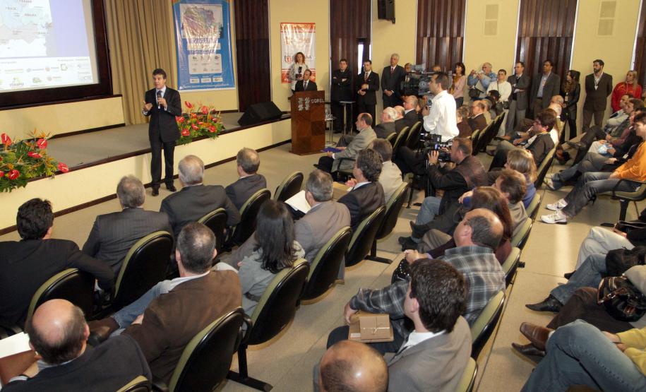 Governador Beto Richa recebe o estudo da Base Hidrográfica Oficial do Paraná.Curitiba, 16/09/2011Foto: Arnaldo Alves / AENotícias.