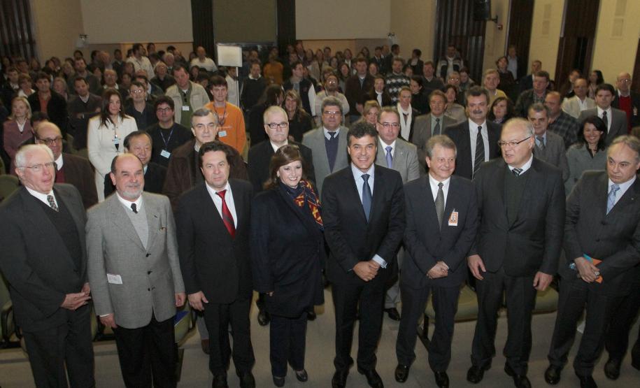 Governador Beto Richa recebe o estudo da Base Hidrográfica Oficial do Paraná.Curitiba, 16/09/2011Foto: Arnaldo Alves / AENotícias.