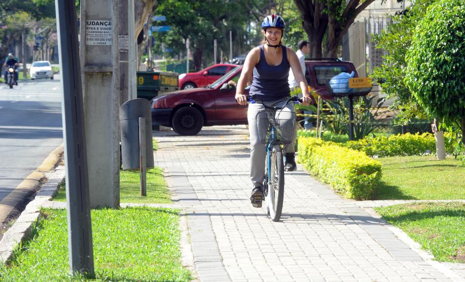 Secretaria de Estado do Meio Ambiente, incentiva os funcionários ao uso da bicicleta. Leticia Sucharski, estudante de Biologia e  estágiaria da secretaria.Curitiba, 12/04/2014Foto: Ricardo Almeida / ANPr