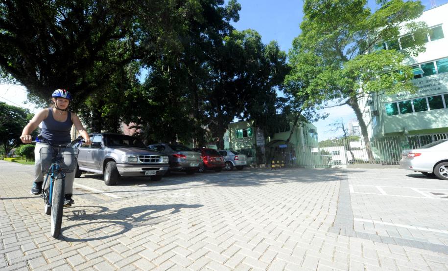 Secretaria de Estado do Meio Ambiente, incentiva os funcionários ao uso da bicicleta. Leticia Sucharski, estudante de Biologia e  estágiaria da secretaria.Curitiba, 12/04/2014Foto: Ricardo Almeida / ANPr