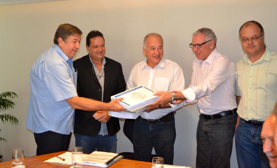 Governo recebe planos de logística reversa dos resíduos industriais Presidente do SINDIREPA, Wilson Bill, entrega plano de resíduos Sólidos ao secretário estadual do Meio Ambiente, Luiz Educardo Cheida.