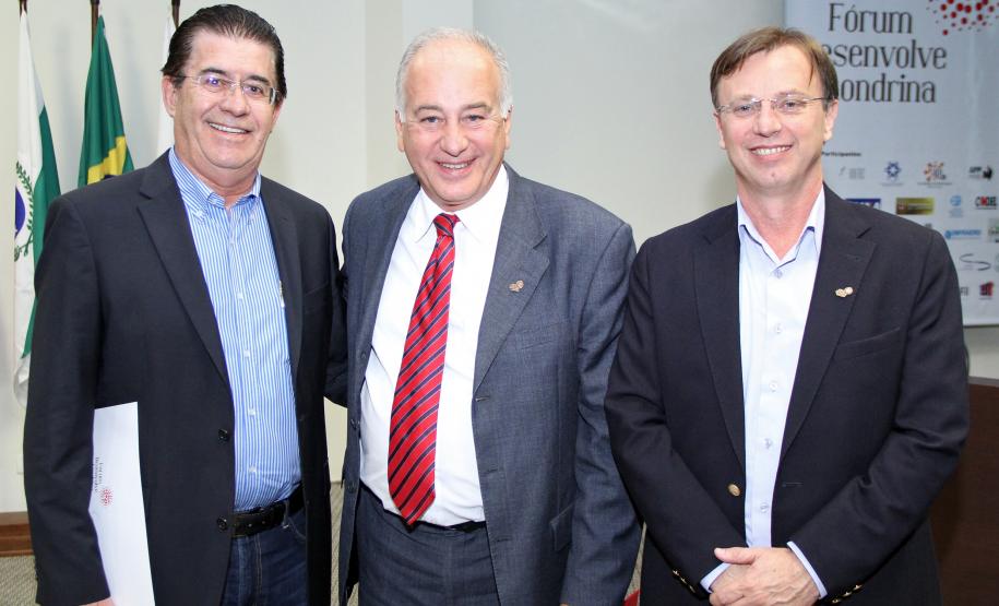 O secretário do Meio Ambiente e Recursos Hídricos, Luiz Eduardo Cheida, com o prefeito de Londrina Alexandre Kireeff e Ary Sudan, no Fórum Desenvolve Londrina - Fórum Permanente de Planejamento Estratégico para o Desenvolvimento Sustentável de Londrina. Foto: Wesley Manini