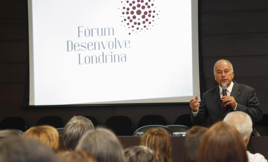 O secretário do Meio Ambiente e Recursos Hídricos, Luiz Eduardo Cheida, no Fórum Desenvolve Londrina - Fórum Permanente de Planejamento Estratégico para o Desenvolvimento Sustentável de Londrina. Foto: Wesley Manini