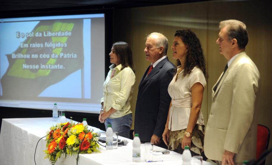 Secretário do Meio Ambiente, Luiz Eduardo Cheida acompanhado pela Desembargadora do Tribunal de Justiça Joeci Camargo Machado, representante do CREA-Pr., Antonio Borges dos Reis e representante do PV - Partido Verde, Maria Leticia Fagundes, entrega Prêmio Mãe Natureza no Auditório Mario Lobo, Palácio das Araucárias.Curitiba, 11/03/2014Foto: Ricardo Almeida / ANPr