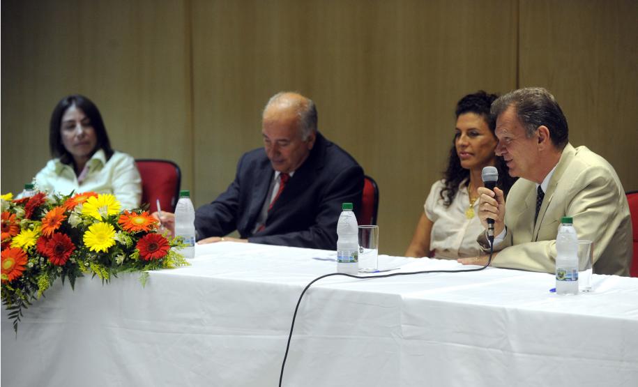 Secretário do Meio Ambiente, Luiz Eduardo Cheida acompanhado pela Desembargadora do Tribunal de Justiça Joeci Camargo Machado, representante do CREA-Pr., Antonio Borges dos Reis e representante do PV - Partido Verde, Maria Leticia Fagundes, entrega Prêmio Mãe Natureza no Auditório Mario Lobo, Palácio das Araucárias.Curitiba, 11/03/2014Foto: Ricardo Almeida / ANPr