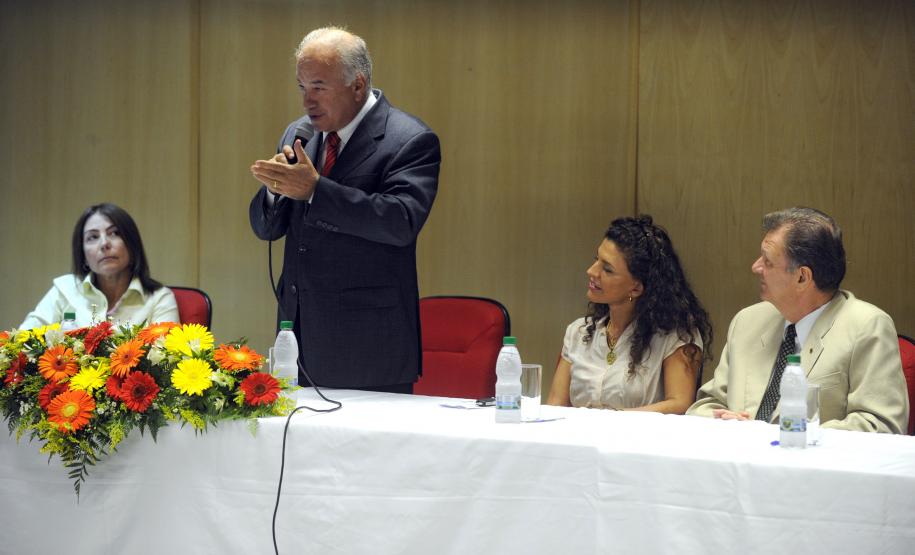 Secretário do Meio Ambiente, Luiz Eduardo Cheida acompanhado pela Desembargadora do Tribunal de Justiça Joeci Camargo Machado, representante do CREA-Pr., Antonio Borges dos Reis e representante do PV - Partido Verde, Maria Leticia Fagundes, entrega Prêmio Mãe Natureza no Auditório Mario Lobo, Palácio das Araucárias.Curitiba, 11/03/2014Foto: Ricardo Almeida / ANPr