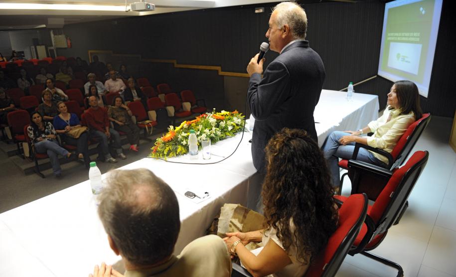 Secretário do Meio Ambiente, Luiz Eduardo Cheida acompanhado pela Desembargadora do Tribunal de Justiça Joeci Camargo Machado, representante do CREA-Pr., Antonio Borges dos Reis e representante do PV - Partido Verde, Maria Leticia Fagundes, entrega Prêmio Mãe Natureza no Auditório Mario Lobo, Palácio das Araucárias.Curitiba, 11/03/2014Foto: Ricardo Almeida / ANPr