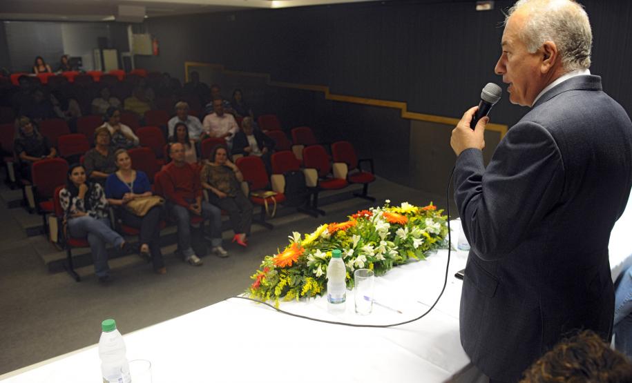 Secretário do Meio Ambiente, Luiz Eduardo Cheida acompanhado pela Desembargadora do Tribunal de Justiça Joeci Camargo Machado, representante do CREA-Pr., Antonio Borges dos Reis e representante do PV - Partido Verde, Maria Leticia Fagundes, entrega Prêmio Mãe Natureza no Auditório Mario Lobo, Palácio das Araucárias.Curitiba, 11/03/2014Foto: Ricardo Almeida / ANPr