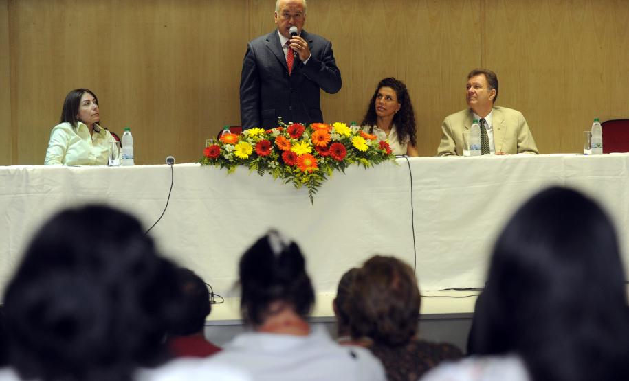 Secretário do Meio Ambiente, Luiz Eduardo Cheida acompanhado pela Desembargadora do Tribunal de Justiça Joeci Camargo Machado, representante do CREA-Pr., Antonio Borges dos Reis e representante do PV - Partido Verde, Maria Leticia Fagundes, entrega Prêmio Mãe Natureza no Auditório Mario Lobo, Palácio das Araucárias.Curitiba, 11/03/2014Foto: Ricardo Almeida / ANPr