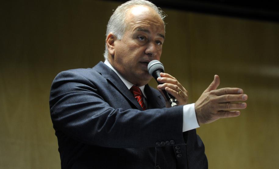 Secretário do Meio Ambiente, Luiz Eduardo Cheida acompanhado pela Desembargadora do Tribunal de Justiça Joeci Camargo Machado, representante do CREA-Pr., Antonio Borges dos Reis e representante do PV - Partido Verde, Maria Leticia Fagundes, entrega Prêmio Mãe Natureza no Auditório Mario Lobo, Palácio das Araucárias.Curitiba, 11/03/2014Foto: Ricardo Almeida / ANPr