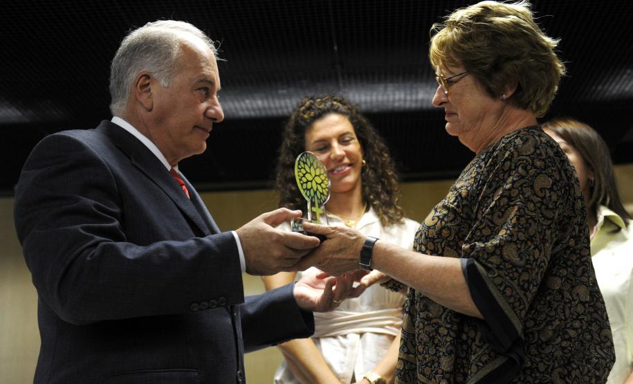 Secretário do Meio Ambiente, Luiz Eduardo Cheida acompanhado pela Desembargadora do Tribunal de Justiça Joeci Camargo Machado, representante do CREA-Pr., Antonio Borges dos Reis e representante do PV - Partido Verde, Maria Leticia Fagundes, entrega Prêmio Mãe Natureza para a Ambientalista da Associação do Meio Ambiente de Araucária, Lidia Lucaski.Curitiba, 11/03/2014Foto: Ricardo Almeida / ANPr