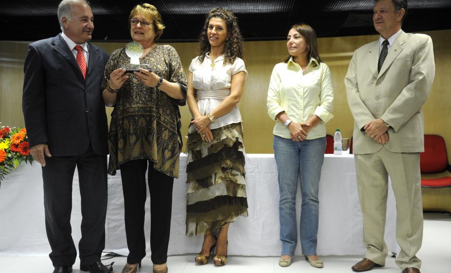 Secretário do Meio Ambiente, Luiz Eduardo Cheida acompanhado pela Desembargadora do Tribunal de Justiça Joeci Camargo Machado, representante do CREA-Pr., Antonio Borges dos Reis e representante do PV - Partido Verde, Maria Leticia Fagundes, entrega Prêmio Mãe Natureza para a Ambientalista da Associação do Meio Ambiente de Araucária, Lidia Lucaski.Curitiba, 11/03/2014Foto: Ricardo Almeida / ANPr