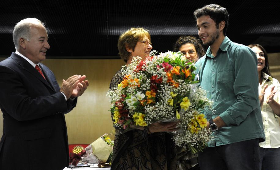 Secretário do Meio Ambiente, Luiz Eduardo Cheida acompanhado pela Desembargadora do Tribunal de Justiça Joeci Camargo Machado, representante do CREA-Pr., Antonio Borges dos Reis e representante do PV - Partido Verde, Maria Leticia Fagundes, entrega Prêmio Mãe Natureza para a Ambientalista da Associação do Meio Ambiente de Araucária, Lidia Lucaski.Curitiba, 11/03/2014Foto: Ricardo Almeida / ANPr
